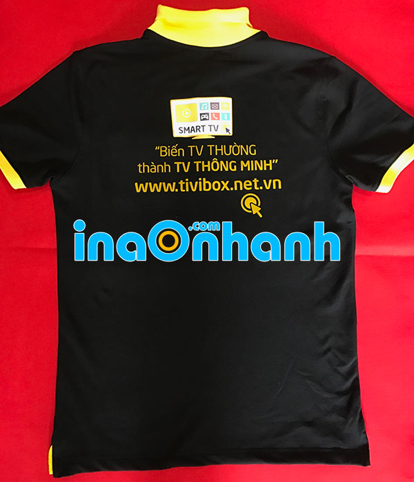 in lên áo màu đen và quần áo tối màu